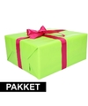 Groen inpakpapier pakket met roze lint en plakband